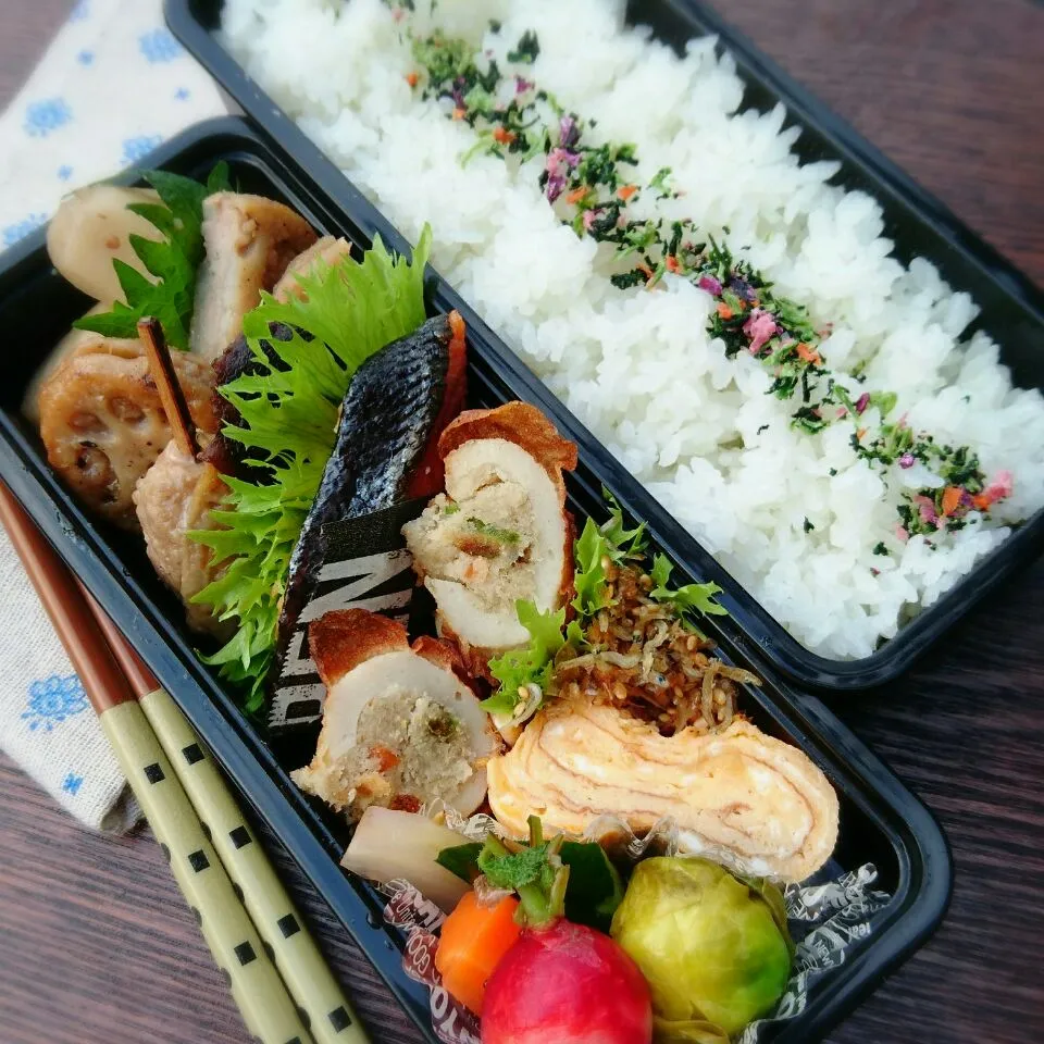 Snapdishの料理写真:今日のお弁当🍱レンコンの挟み焼き・おから詰めちくわ揚げ|minさん