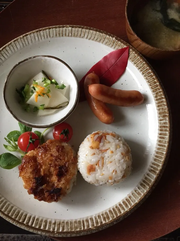 Snapdishの料理写真:じゅんけちゃん😽💕のアーモンドとガーリックとちりめんじゃこのふりかけで握り飯🍙👋😁✨✨|ボンバーさん