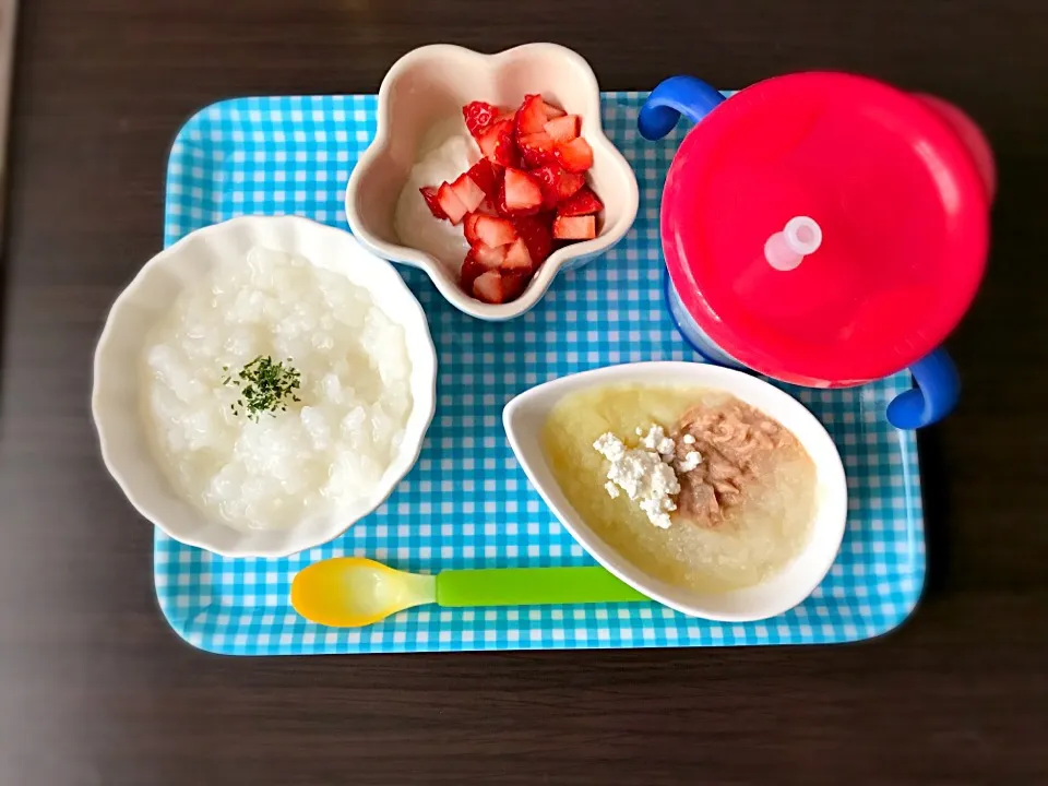 Snapdishの料理写真:2/27❁息子離乳食①
7倍粥 大さじ3
ツナポテト カッテージチーズ乗せ
(ツナ、じゃがいも、玉ねぎ 各小さじ2、カッテージチーズ小さじ1)
いちご🍓ヨーグルト 大さじ2.5|つんさん