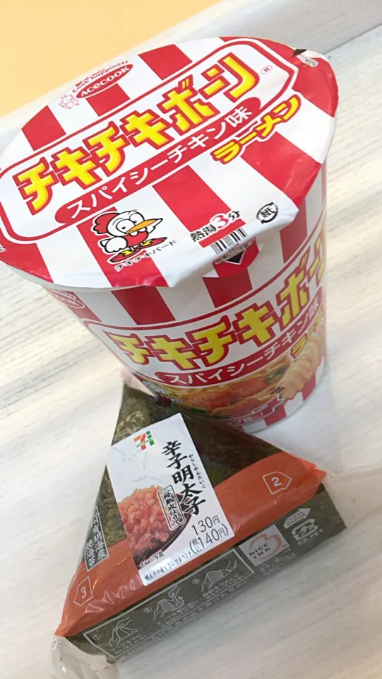 Snapdishの料理写真:チキチキボーン スパイシーチキン味 ラーメン と 辛子明太子おにぎりを頂きました。|momongatomoさん