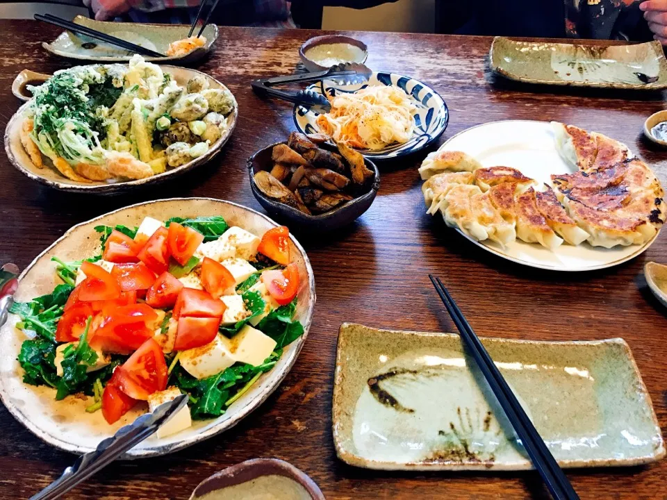 野菜の天ぷら、からし菜とトマトとお豆腐の中華風サラダ、ごぼうのまるまるきんぴら、大根とにんじんのサラダ、餃子でパーティ😋❤️|sanaさん