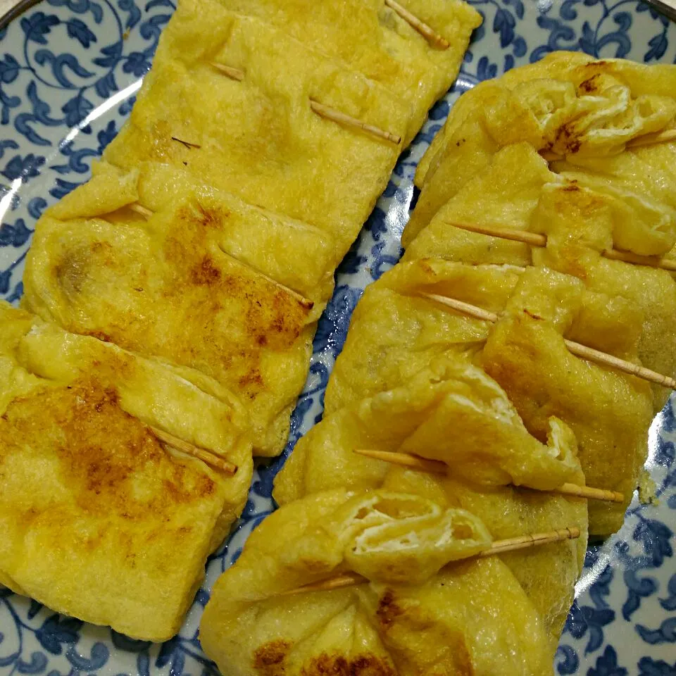 お揚げにトロケルチーズとハム、しめじを入れて焼きました😁一方には田舎の漬け物晩菊を入れてみました😊|たえさん