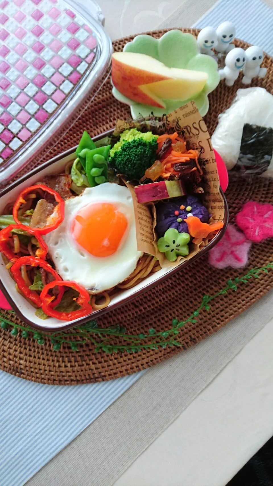 娘弁当☺   焼きそば  にんじんのマリネ  紫いもの茶巾   さつまいものレモン煮  ブロッコリー  赤ピーマンのソテー   スナップえんどう  型抜き野菜   おにぎり🍙   りんご🍎|e  satoさん