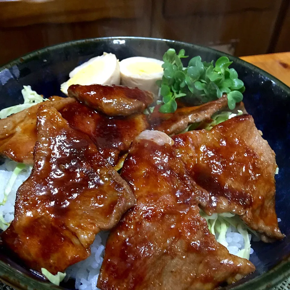 どどぉ〜ん！😱熱々のうちに召し上がれ💕大盛り豚丼です。|keikoさん