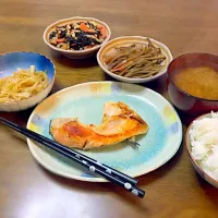 今日の夜ご飯
鮭かま きんぴらごぼう ひじき炒め 大根の皮の炒め物|りょんさん