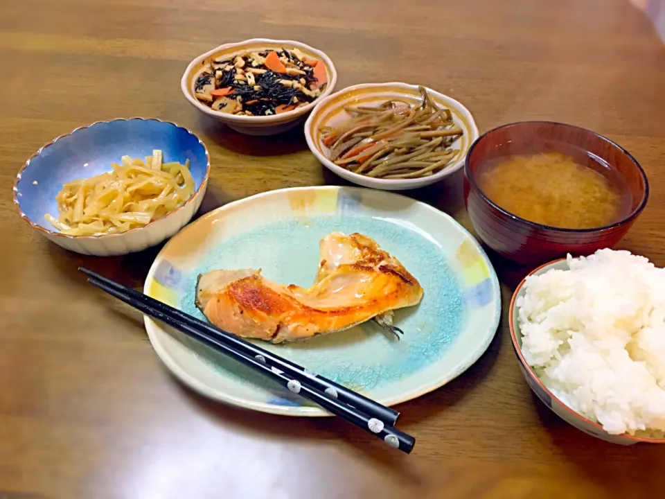 今日の夜ご飯
鮭かま きんぴらごぼう ひじき炒め 大根の皮の炒め物|りょんさん