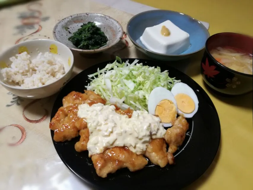 晩ごはん
　チキン南蛮
　ほうれん草 胡麻和え
　冷奴
　人参と白菜のお味噌汁|korinoさん