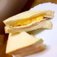 シンプルイズベスト
タマゴハムサンド

自家製パンで作りました🍞|りょんさん