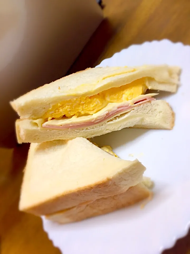 シンプルイズベスト
タマゴハムサンド

自家製パンで作りました🍞|りょんさん