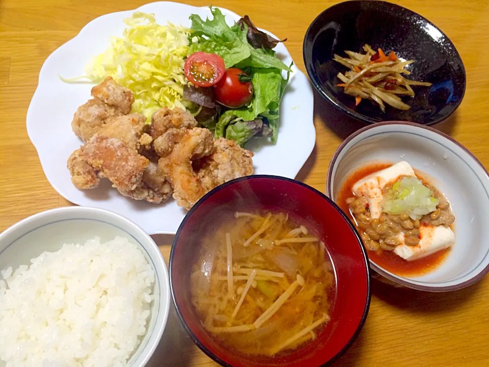 Snapdishの料理写真:唐揚げ、きんぴらごぼう、納豆キムチ冷奴、お味噌汁|いちごさん