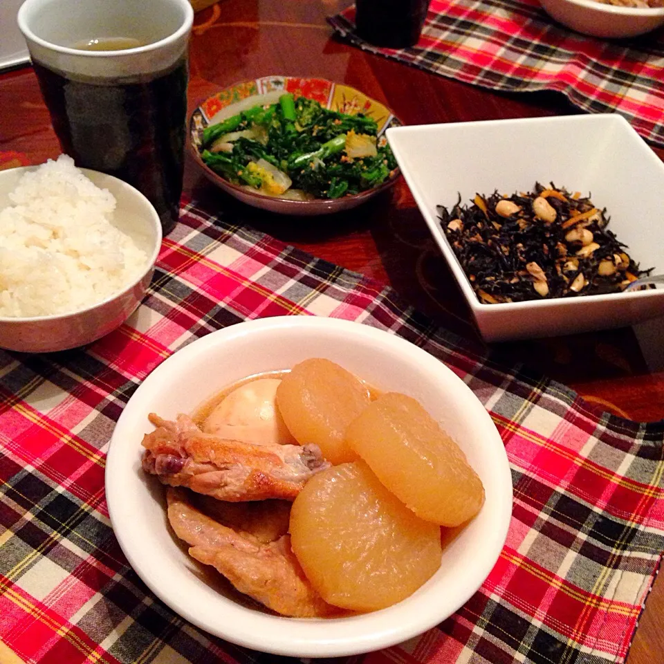 今日の晩御飯(๑´ڡ`๑)
手羽先と大根の煮物
ヒジキ
春菊のポン酢胡麻和え|ちゃたままさん