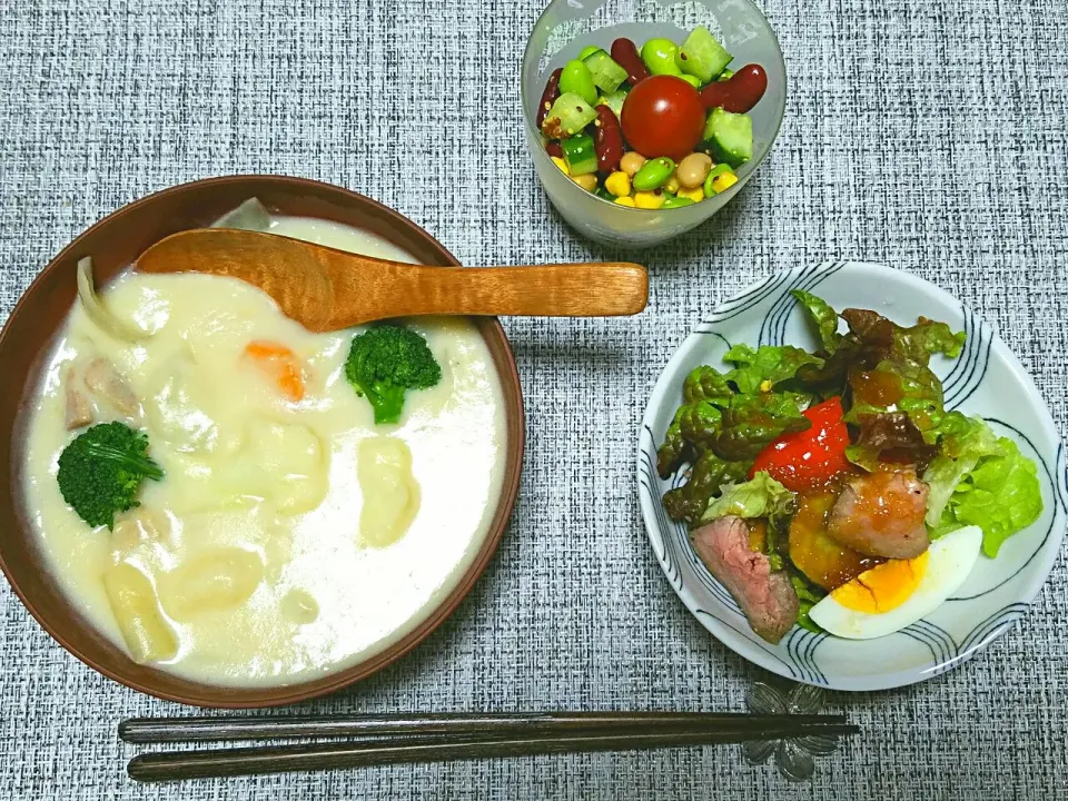 今日のお夕飯🍴シチュー、ローストビーフ入りデリ風サラダとお豆のサラダ|そらさん