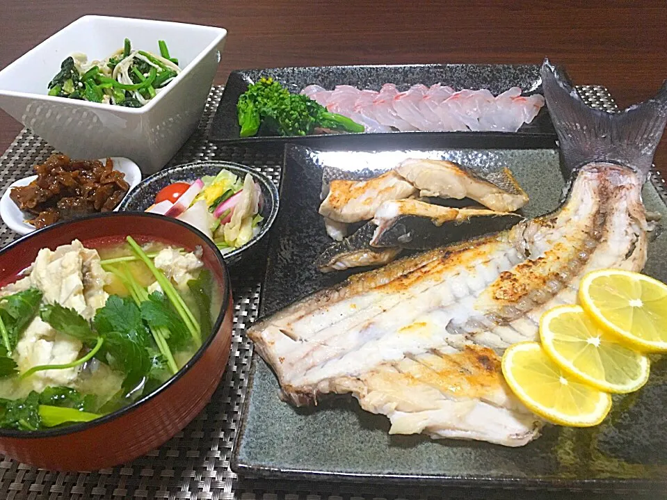 グレの骨焼き&アラ汁塩焼き
グレのお刺身 菜の花添え
ほうれん草とエノキの胡麻和え
アサリの佃煮
お漬物
アラ汁|みっきーさん