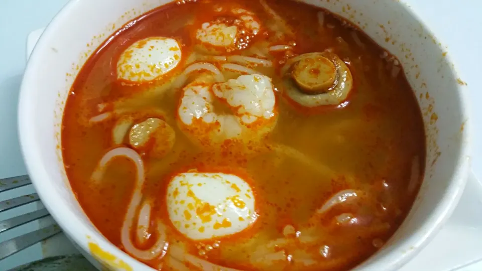 Tom yum thick noodles with some mushrooms fishballs and prawns 😉 simple dinner tonight 27 Feb 2017|🌷lynnlicious🌷さん