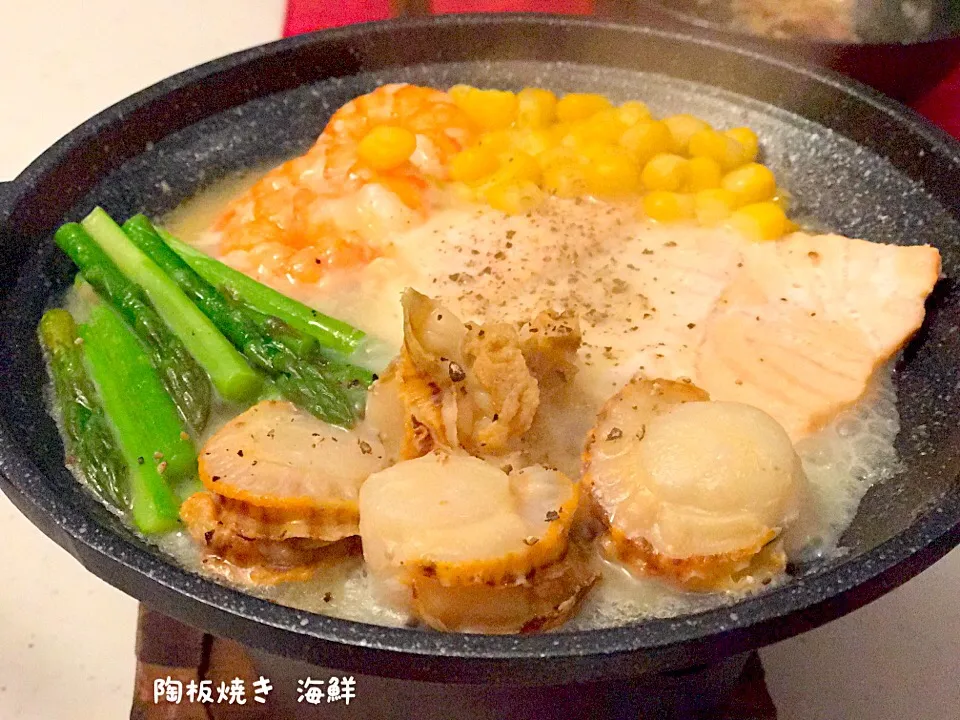 陶板で
シャケ、帆立、海老、コーン、アスパラをバターで蒸し焼きにしました☺️|maromaronyankoさん