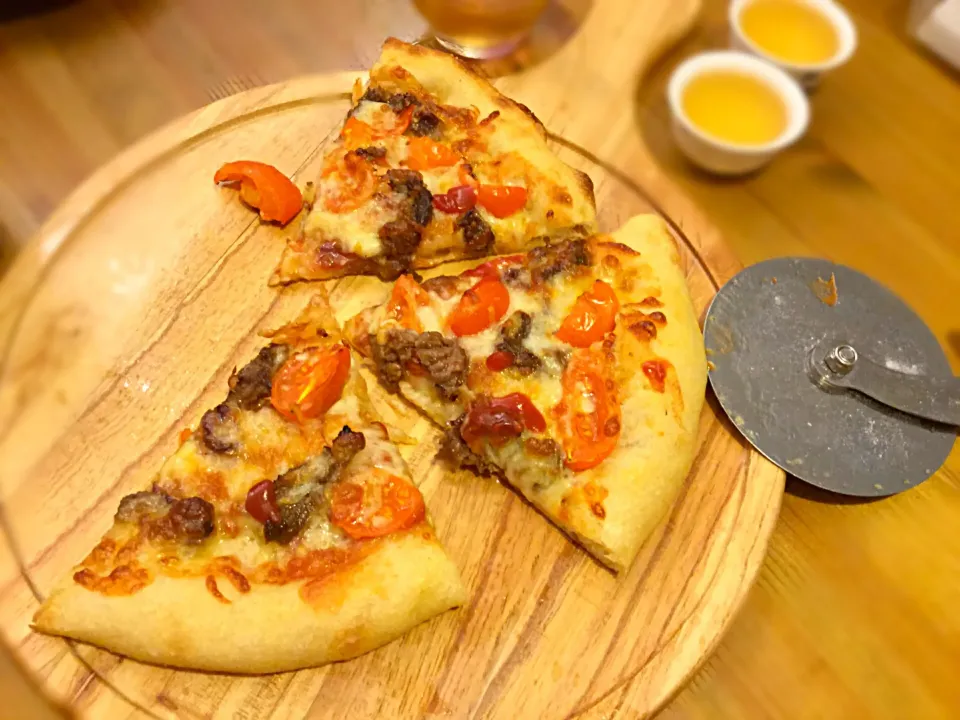 Snapdishの料理写真:冰箱里在一个老面团儿，早晨就可以甩一个洋葱炒牛肉pizza|RealBaker巴黎老面さん