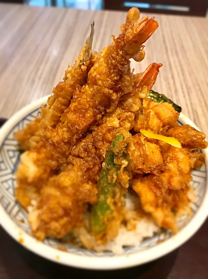 「日本橋天丼 金子屋」の天丼(竹)を頂きました！海老2本、かき揚げ、しし唐、キス、海苔、そして温泉玉子の豪華版です(^-^)/|ギムレットさん