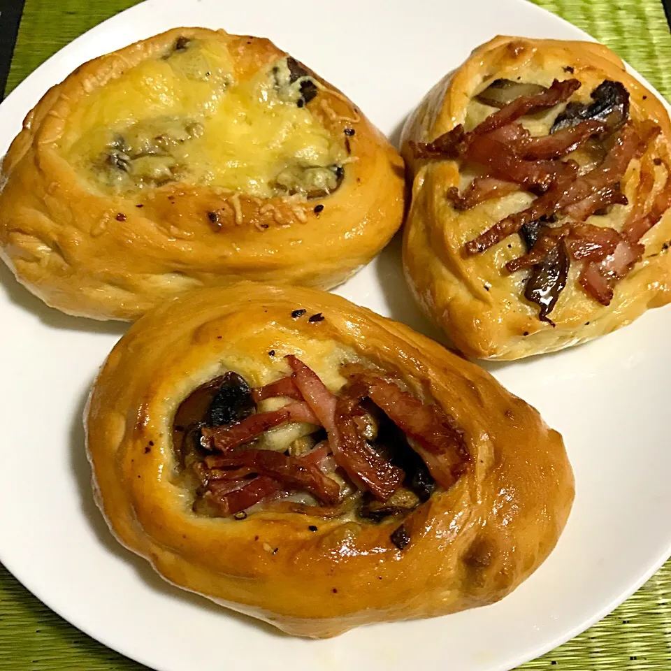 Olive bread with mushroom and ham and mushroom with cheese|sgさん