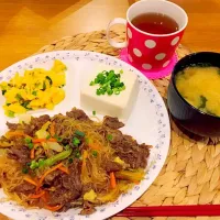 Snapdishの料理写真:＊牛肉と春雨の中華風
＊ニラ玉
＊冷奴
＊じゃがいもとワカメのお味噌汁|ちいごはん◡̈♥︎さん