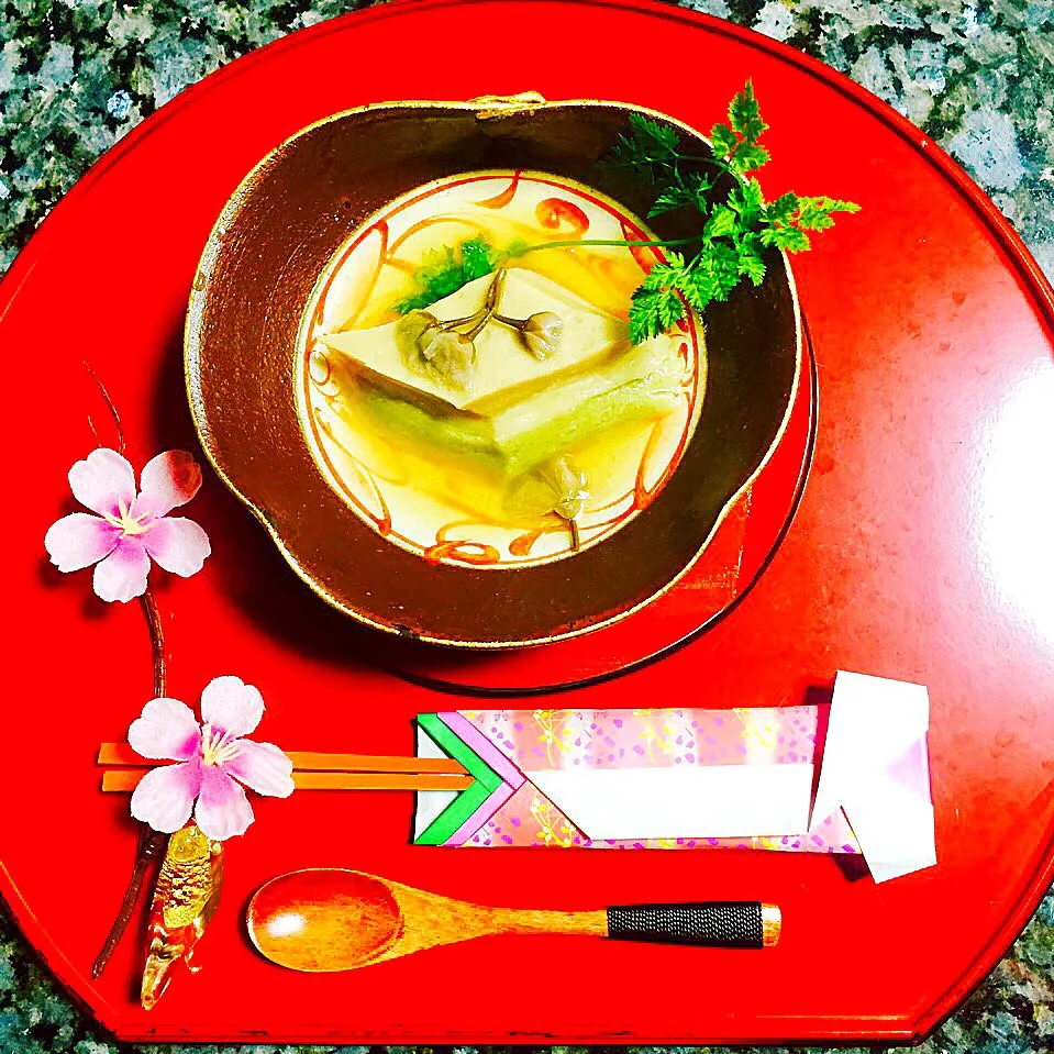 Snapdishの料理写真:手作り生麩の菱餅風桜餡かけ🌸
#ベジパウダーで色づけ#生麩#桜の花の塩漬け|Tomokoさん