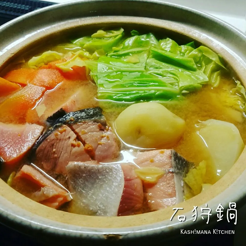 Snapdishの料理写真:今日は北海道フェアー ´ω` )/つって、石狩鍋作ったよ🍲祖母が作る石狩鍋は、鮭のカマと酒粕だったなぁ✨|Kashimanakitchenさん