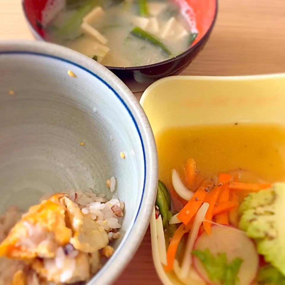 Snapdishの料理写真:食べかけの昼食:親子丼、いり粉だし味噌（高野豆腐、ほうれん草）、サラダ|ゆんみさん