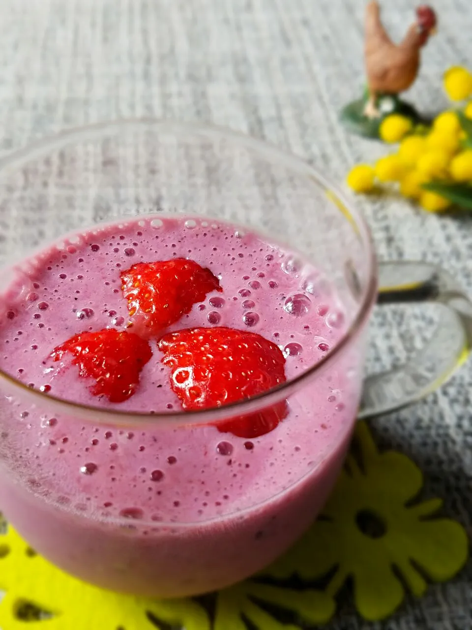 Snapdishの料理写真:今日のおうちlunchデザート🍓ヨーグルトのミックスベリースムージー🍹|そらさん