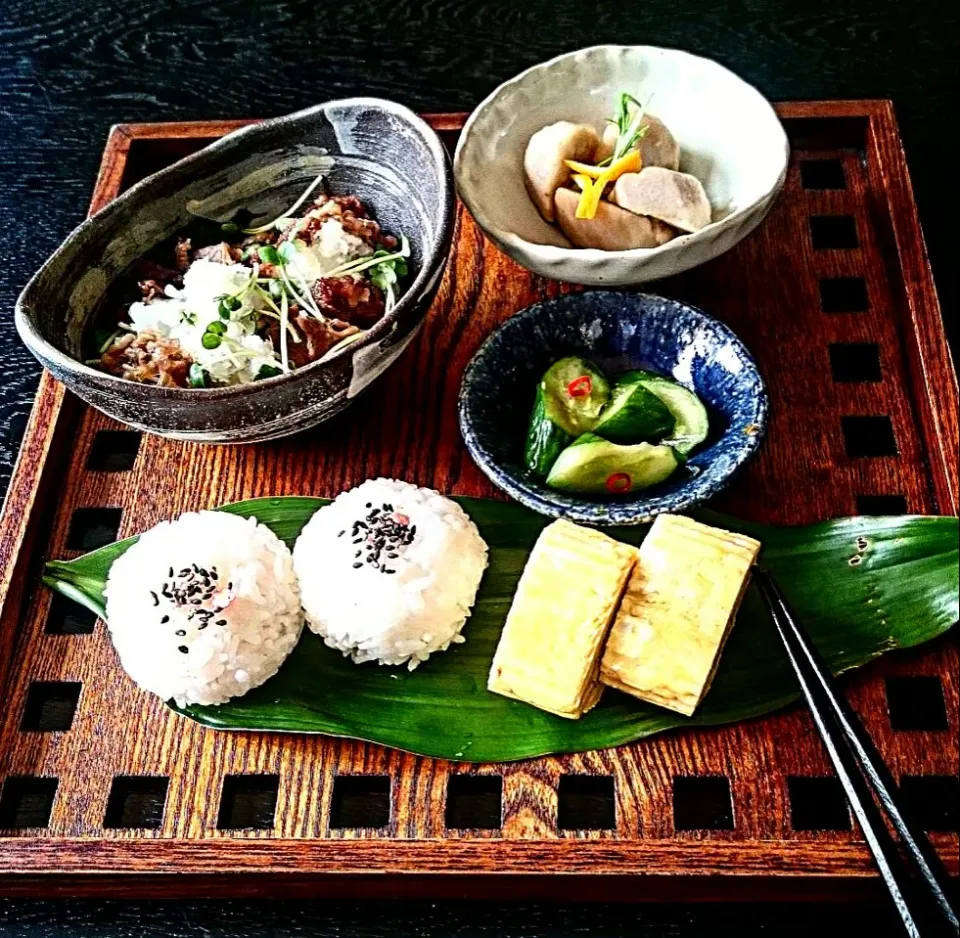 牛肉のおろし和えと里芋の煮物にだし巻き玉子で和のプレートランチ🎶|mizuu_plusさん