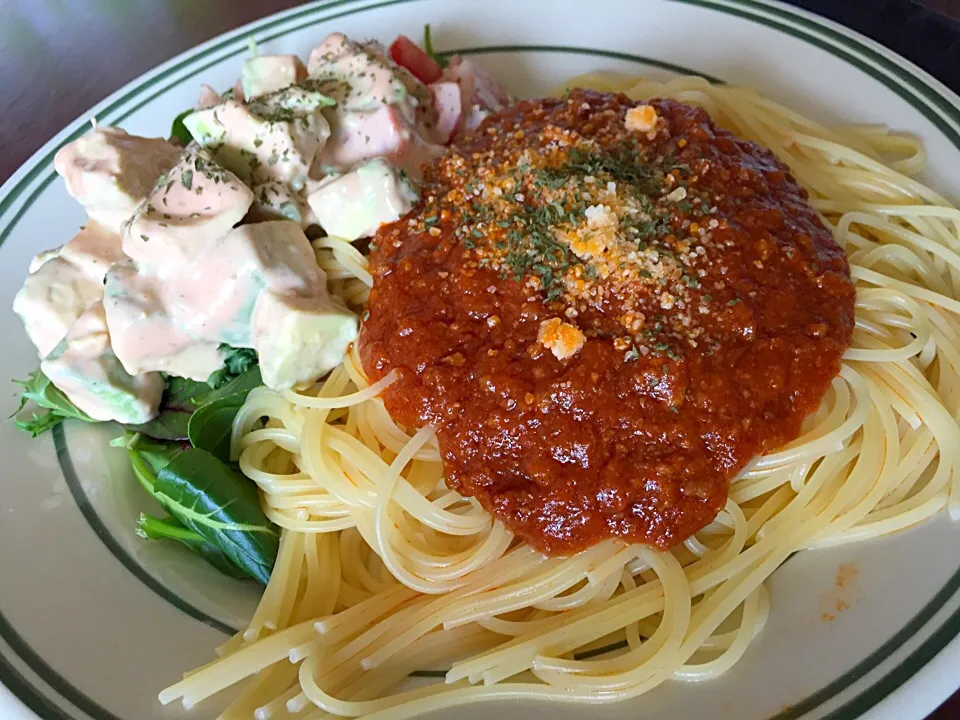 ボロネーゼスパゲティとアボカドとトマトのコブサラダ|ラーメンの小池さん