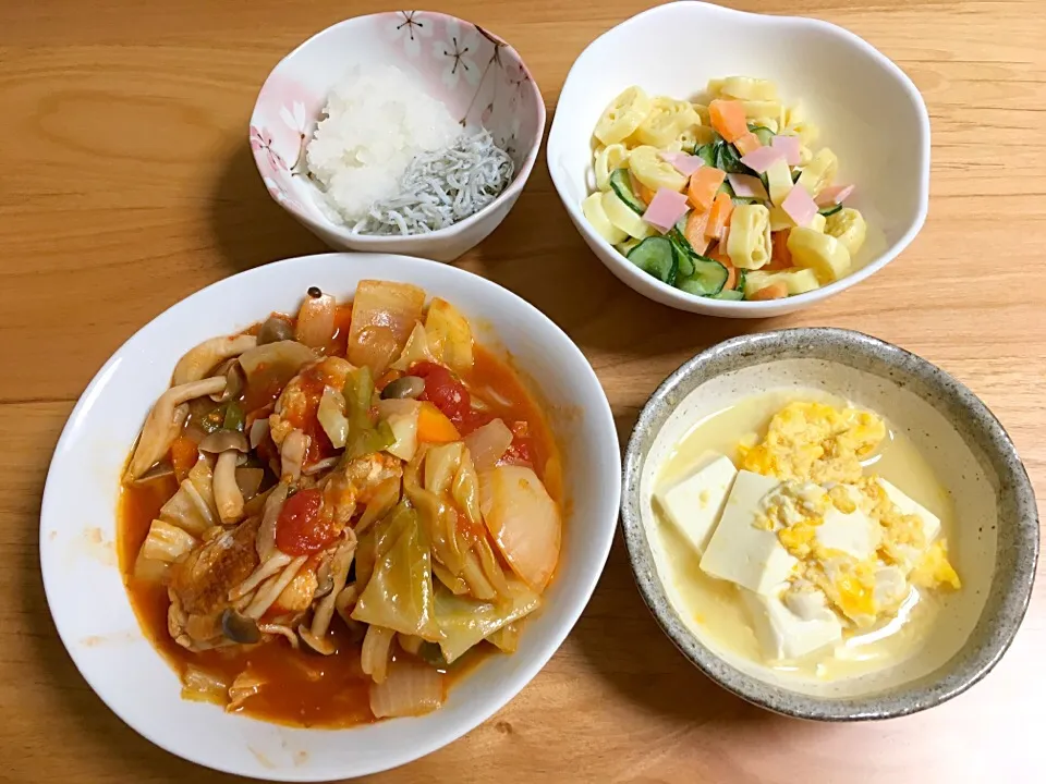 Snapdishの料理写真:手羽元と野菜たっぷりトマト煮⭐豆腐の卵とじ⭐マカロニサラダ⭐しらすと大根おろし|ほなさん