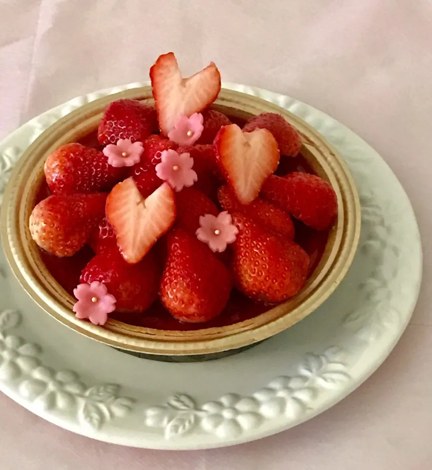 いちごたっぷりのタルトに、
マジパンの桜🌸を添えた・・
春を味わういちご🍓のタルト😋
お雛まつり🎎にもお花見にもぴったりです！|Ｌilicaさん