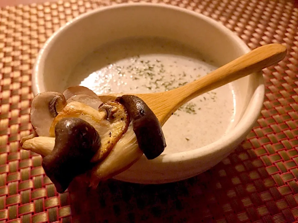 Snapdishの料理写真:Mantar Çorbası🍄ﾏﾝﾀﾙ ﾁｮﾙﾊﾞｽ Mushroom soup♨️ﾏｯｼｭﾙｰﾑのｽｰﾌﾟ|🌈Ami🍻さん