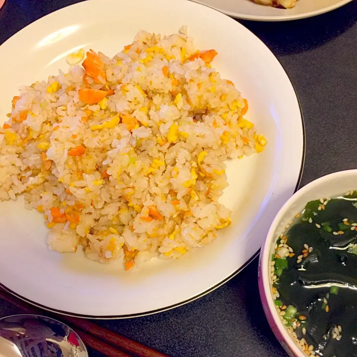 鮭たま焼き飯 & ワカメスープ|ぺろたんさん