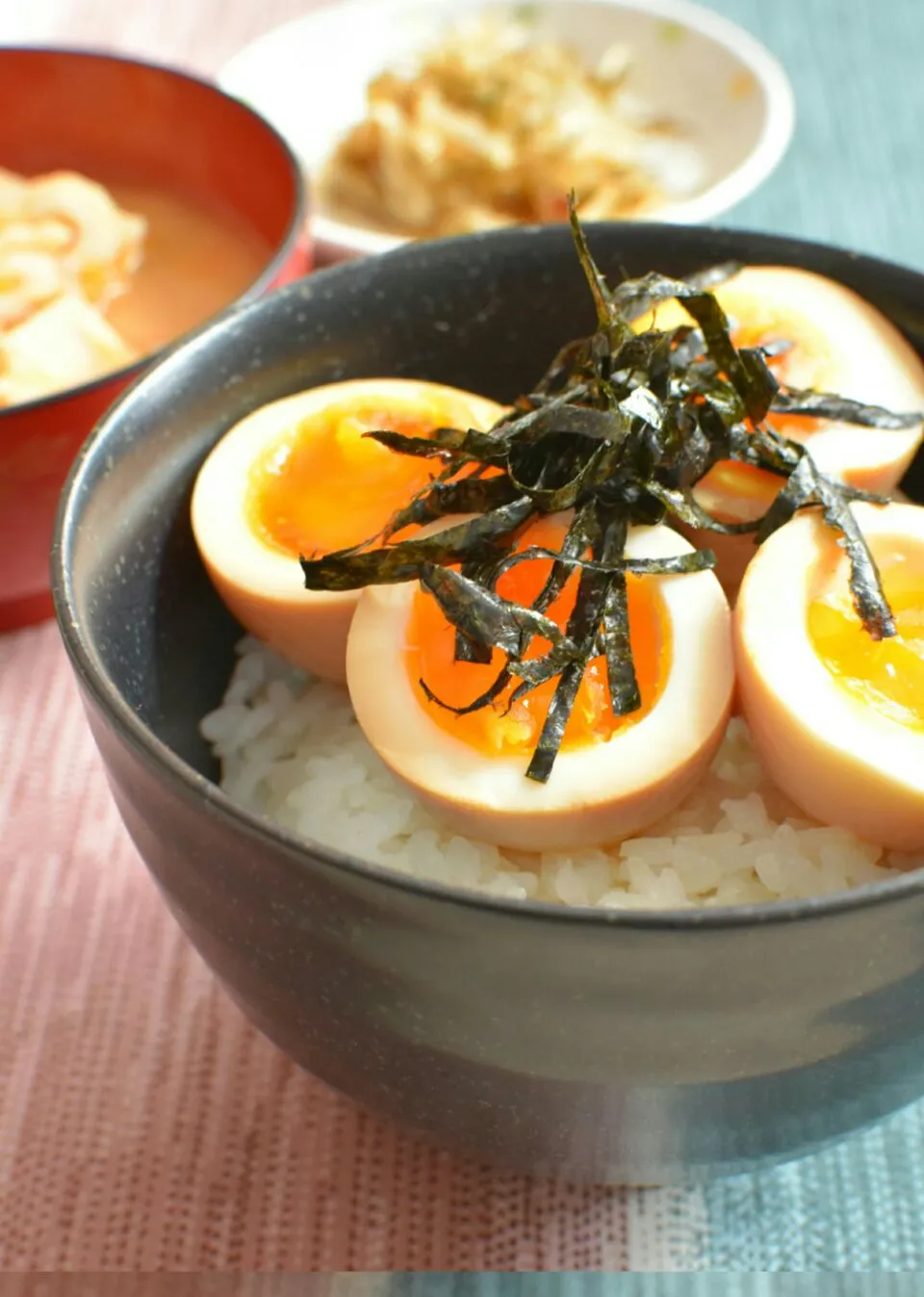 黄身とろっとろ！味付け茹で卵丼|アマイモノ・クウ蔵さん