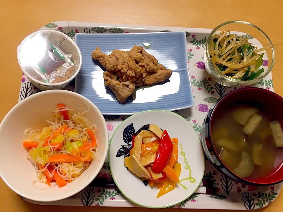 2月28日
納豆
豚の生姜焼き
一風堂風ナムル
春雨サラダ
カラーピーマンとエリンギのおひたし
なすのお味噌汁|あちゃんみんさん