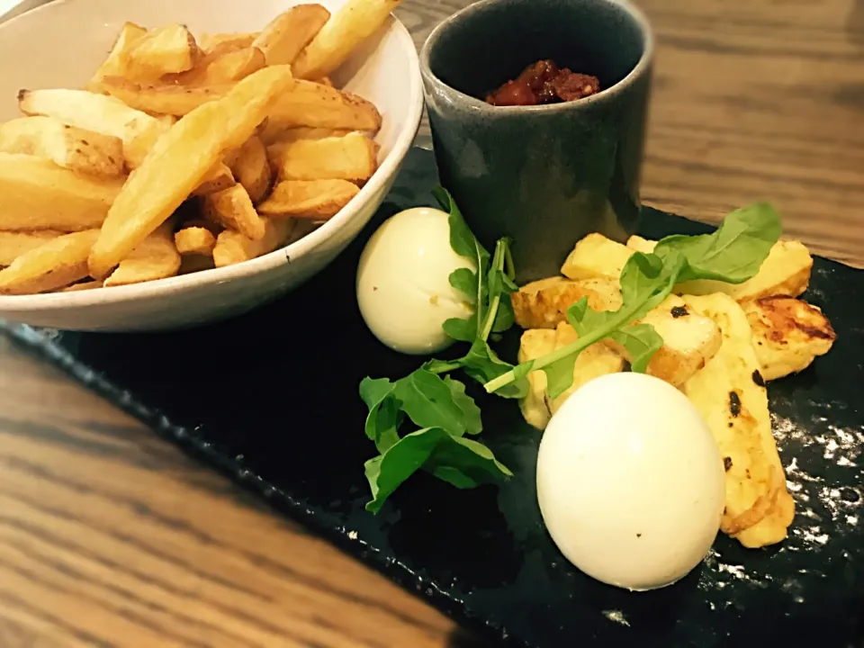 #halloumi #boiledeggs #rocket #tomatoonionrelish #handcutfries #vegetarian @Rua|Sergio Lacuevaさん