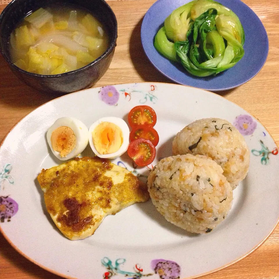 あげ玉しそおにぎり／メカジキのカレーソテー／ゆで卵ミニトマト／青梗菜の中華浸し／白菜と新玉ねぎの味噌汁|mogwaiさん