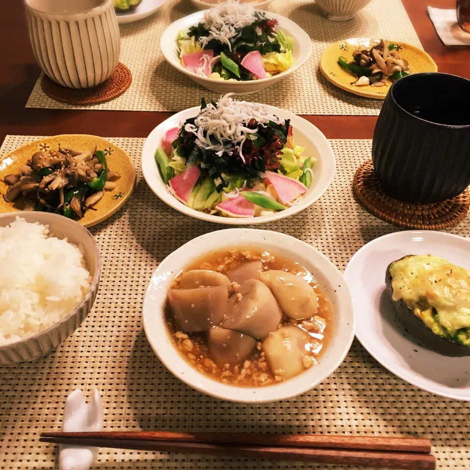 里芋のそぼろあん
しらすと紅芯大根の海藻サラダ|でんでんむしごはんさん