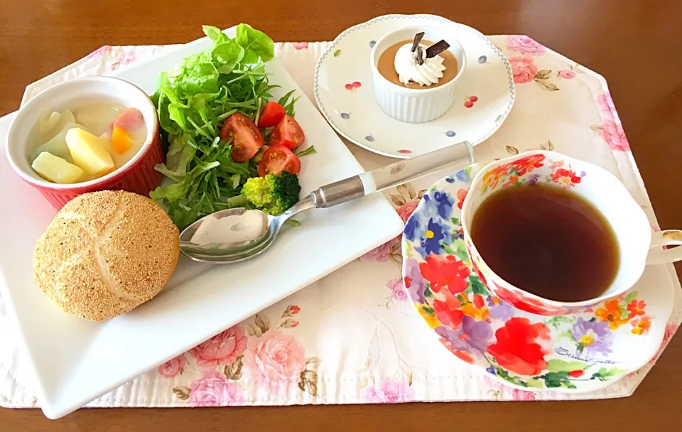 パン教室で習った。
カイザーゼンメルとチョコトロリ
サラダとシチューを添えて|Orie Uekiさん