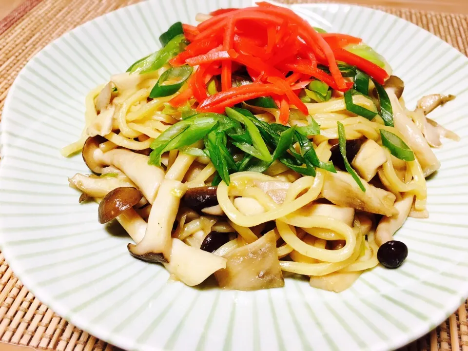 佐野未起さんの料理 バター醤油のキノコ🍄焼きそば #春はキノコが安い😏 #低カロリーのキノコで罪悪感を払拭！#香りに転ぶよ😋|じゅんけさん