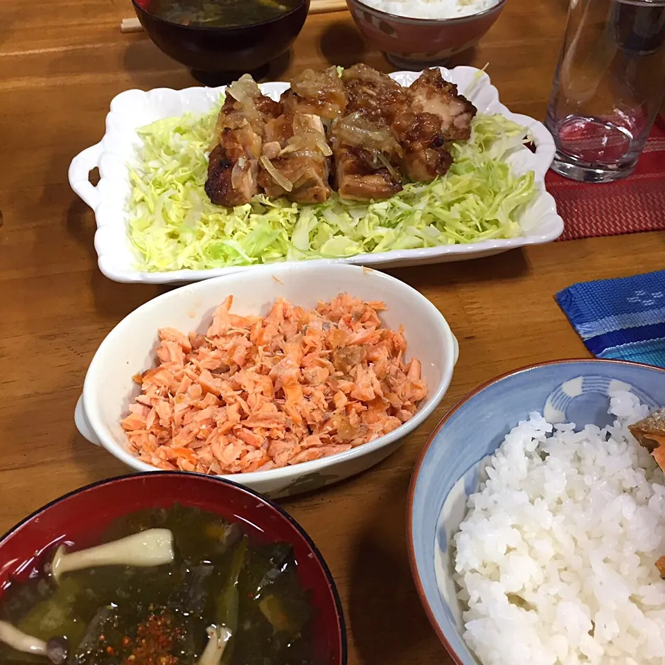 Snapdishの料理写真:ローストチキンと春キャベツ、焼き鮭*\(^o^)/*|すかラインさん