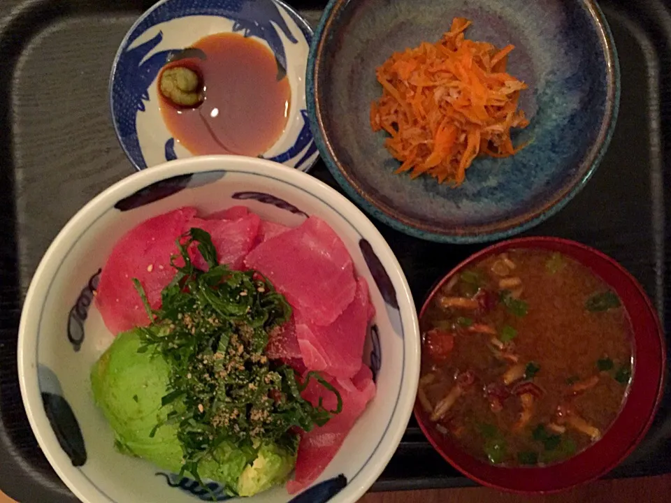 マグロとアボカド丼
無限にんじん
なめこ味噌汁|ラーメンの小池さん