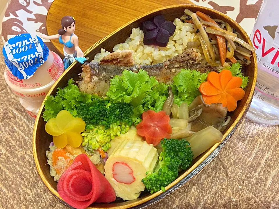 玄米ご飯&ハタハタ唐揚げ&カニカマだし巻き玉子&青大豆卯の花&きんぴらゴボウ&舞茸と白菜の土佐煮&4色人参飾り切り(赤・紫・橙・黄)&紅芯大根甘酢漬け&ブロッコリー&わさび菜のダーリンお弁当♪

#弁当 #フチ子 #ハタハタまだいるんだよ|桃実さん