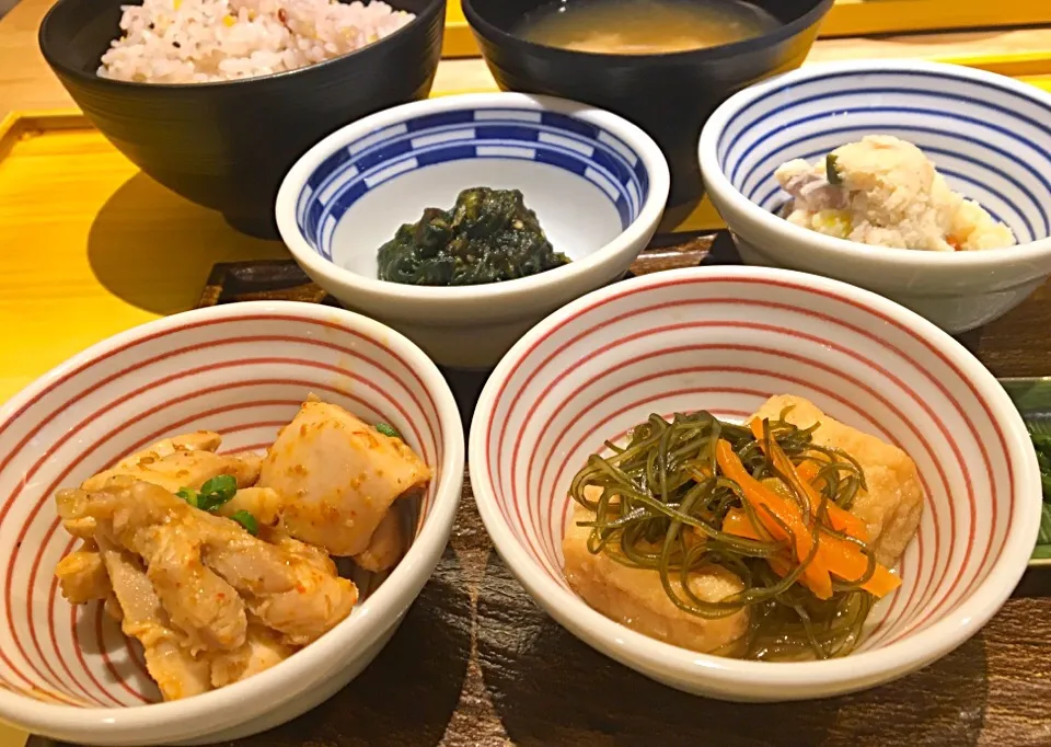 Snapdishの料理写真:朝食おばんざいセット  なんとご飯おかわり無料、コーヒー付で550円とは！|ぽんたさん