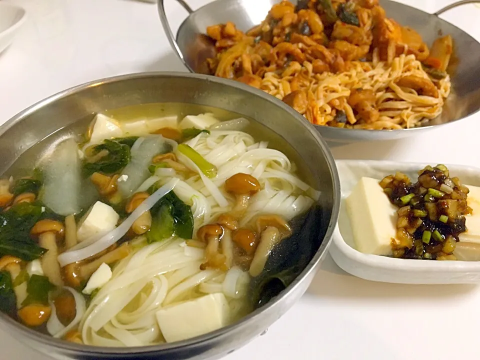 手前は、おから糖質ゼロ入麺。
奥は、お麩と鶏肉甘辛こんにゃく糖質ゼロ焼き麺。ダイエットメニュー（笑）|まる丸 kichenさん