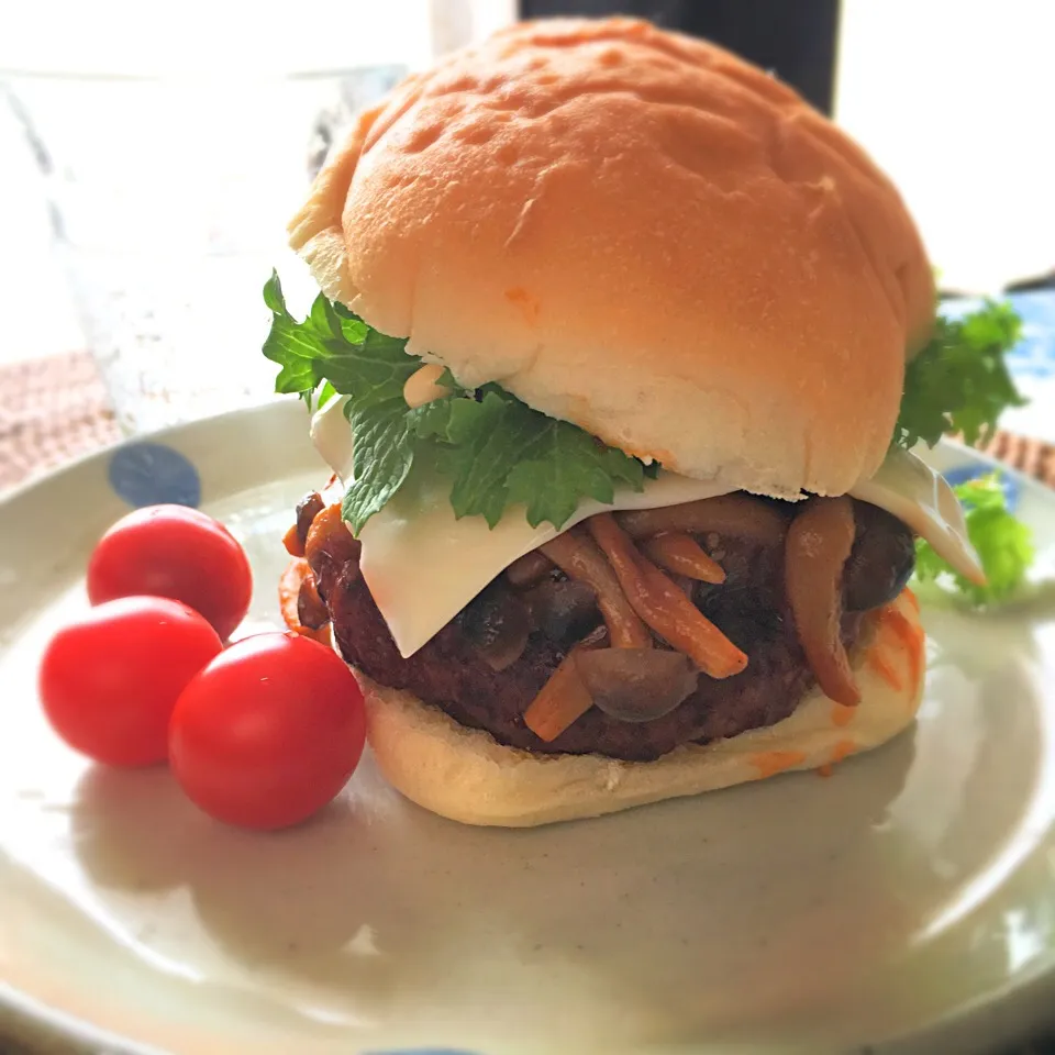 きのこチーズハンバーガー・食べられなかったハンバーグ使いました#ランチ|かなた3120さん