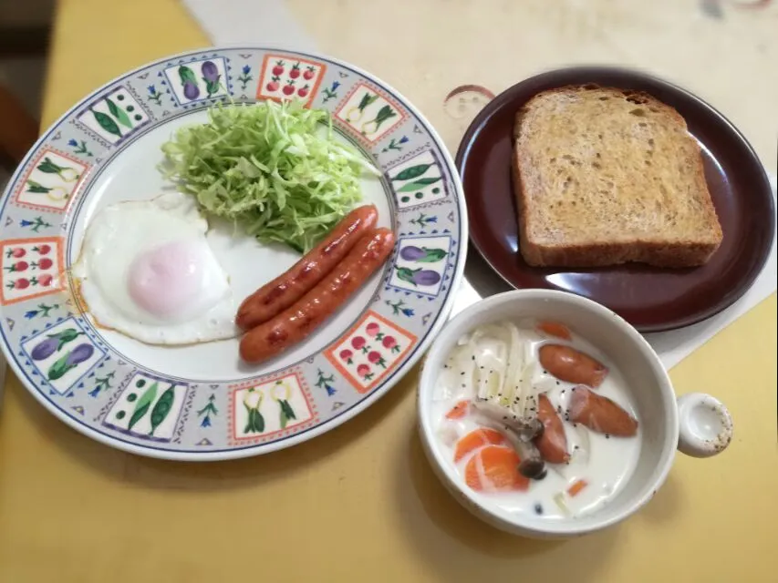 お昼ご飯
　道の駅葛城で買ってきた、全粒粉のしっかり噛みごたえ食パン🍞|korinoさん