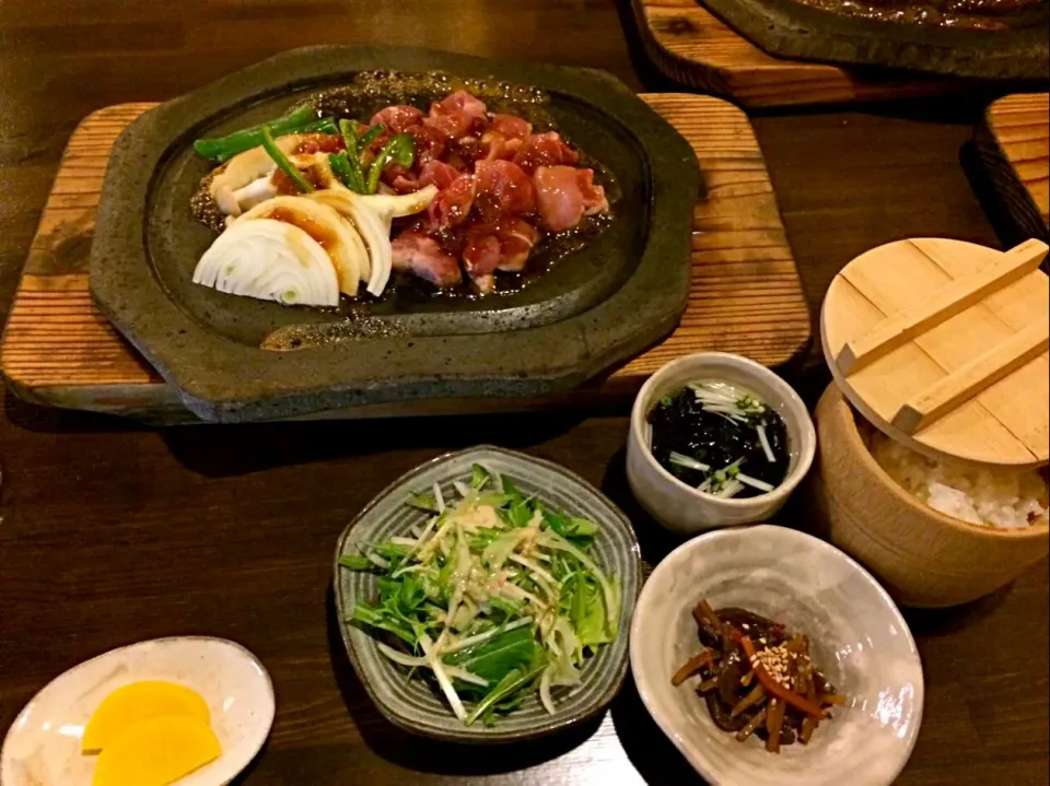 Snapdishの料理写真:地鶏の溶岩焼き定食٩(｡•ω•｡)﻿و|さくたえさん