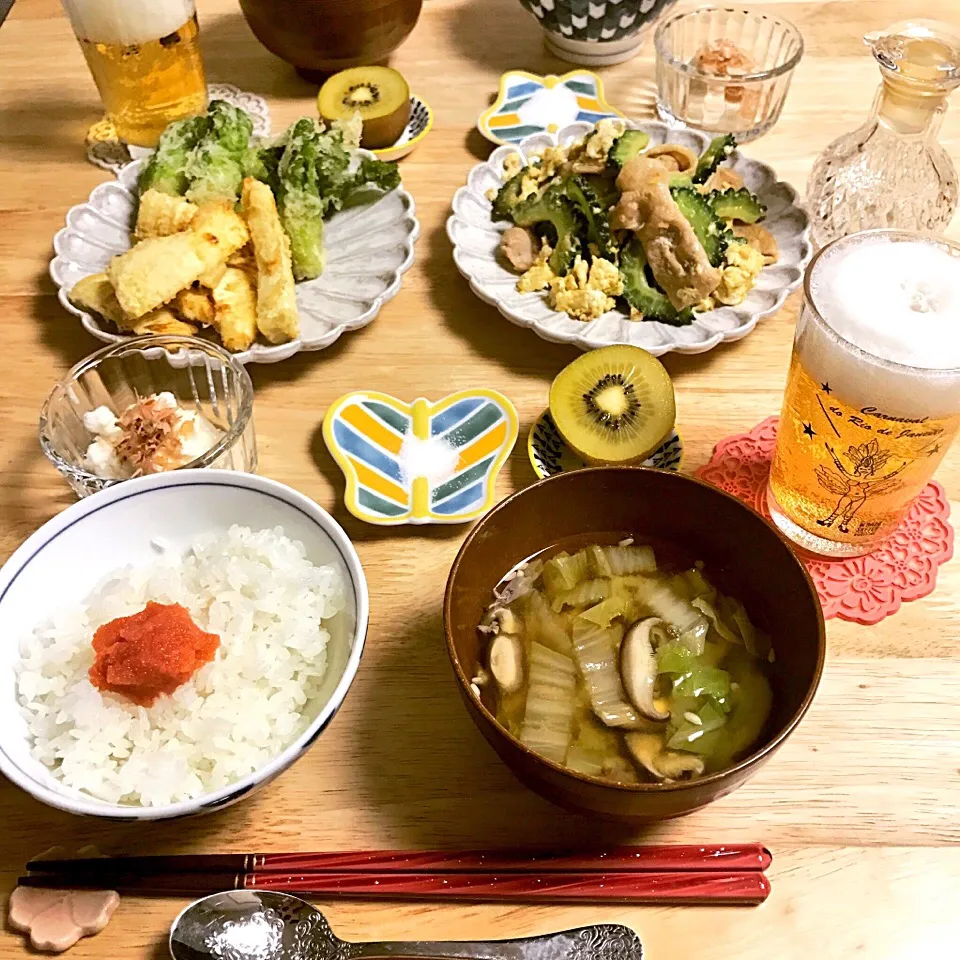 Snapdishの料理写真:お夕飯🌸
#つぼみ菜の天ぷら
#新たけのこの天ぷら
#ゴーヤチャンプルー
#大和芋
#キウイフルーツ 
#白菜と舞茸のお味噌汁 
#ごはん
#明太子|とよよさん