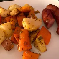 Snapdishの料理写真:Polnische Küche: Wurzelgemüse (Süßkartoffel, Sellerie, Karotten, Petersilie, Pastinaken und Zwiebeln) aus dem Ofen mit polnischer gebackener Wurst.|Dagmar Olympia Perdivaさん